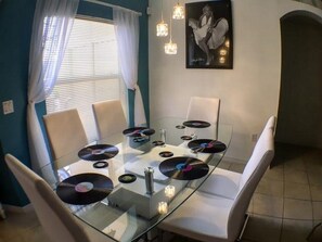 Apartment | In-room dining - Park Place Retreat Apartment 4 Bedroom (Haines City)