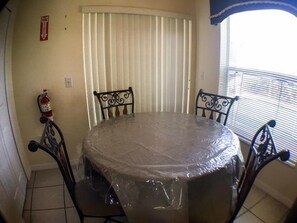In-room dining - Hemingway Golf View Apartment 4 Bedroom (Haines City)