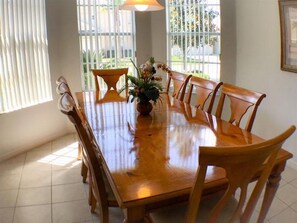 Apartment | In-room dining - Minniehaha Retreat Apartment 4 Bedroom (Haines City)
