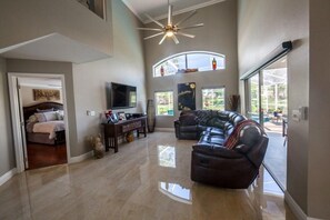 Apartamento | Área de estar | TV