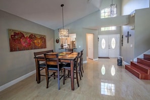 In-room dining - Mallory Paradise Apartment 4 Bedroom (Haines City)