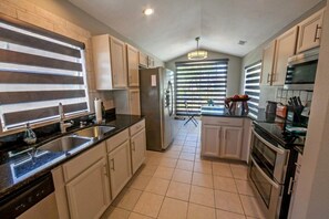 Apartamento | Cozinha privada | Geladeira, micro-ondas, fogão, cooktop