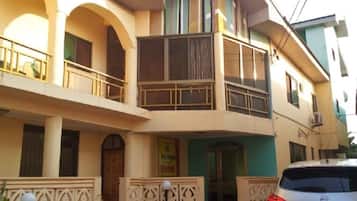 Vista frontal de la propiedad