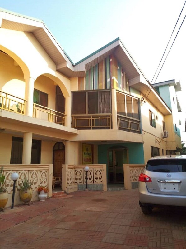 Mặt tiền nơi lưu trú