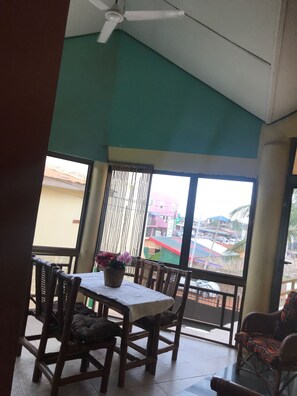 Outdoor dining - Heritage Investments Hotel (Accra)