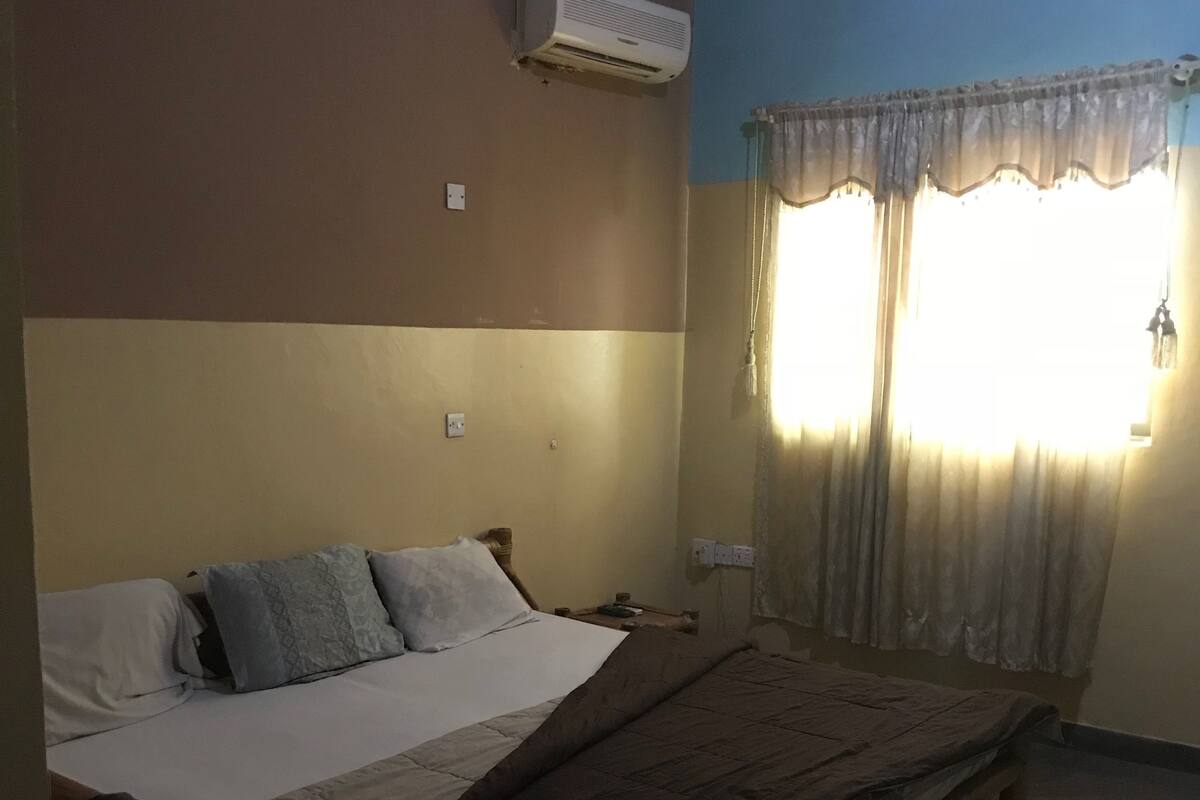 Habitación doble estándar | Escritorio, wifi gratis, decoración personalizada y muebles diferentes