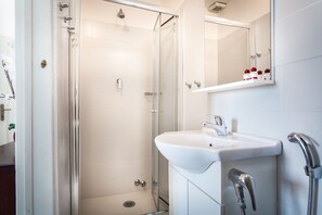 Douche, articles de toilette gratuits, sèche-cheveux, bidet