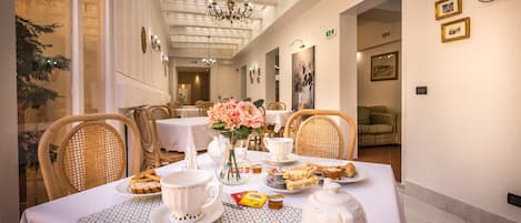 Colazione a buffet, servita tutte le mattine (8 EUR a persona)