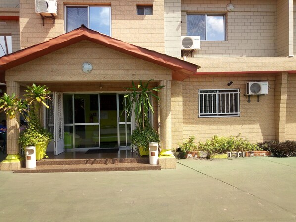 Front of property - Zambezi Inn Hotel (Conakry)