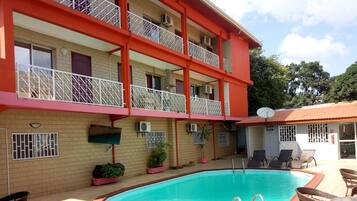 Kolam renang outdoor, dengan payung kolam renang