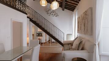 Dúplex, 1 habitación | Zona de estar | Una televisión de pantalla plana, una consola de videojuegos