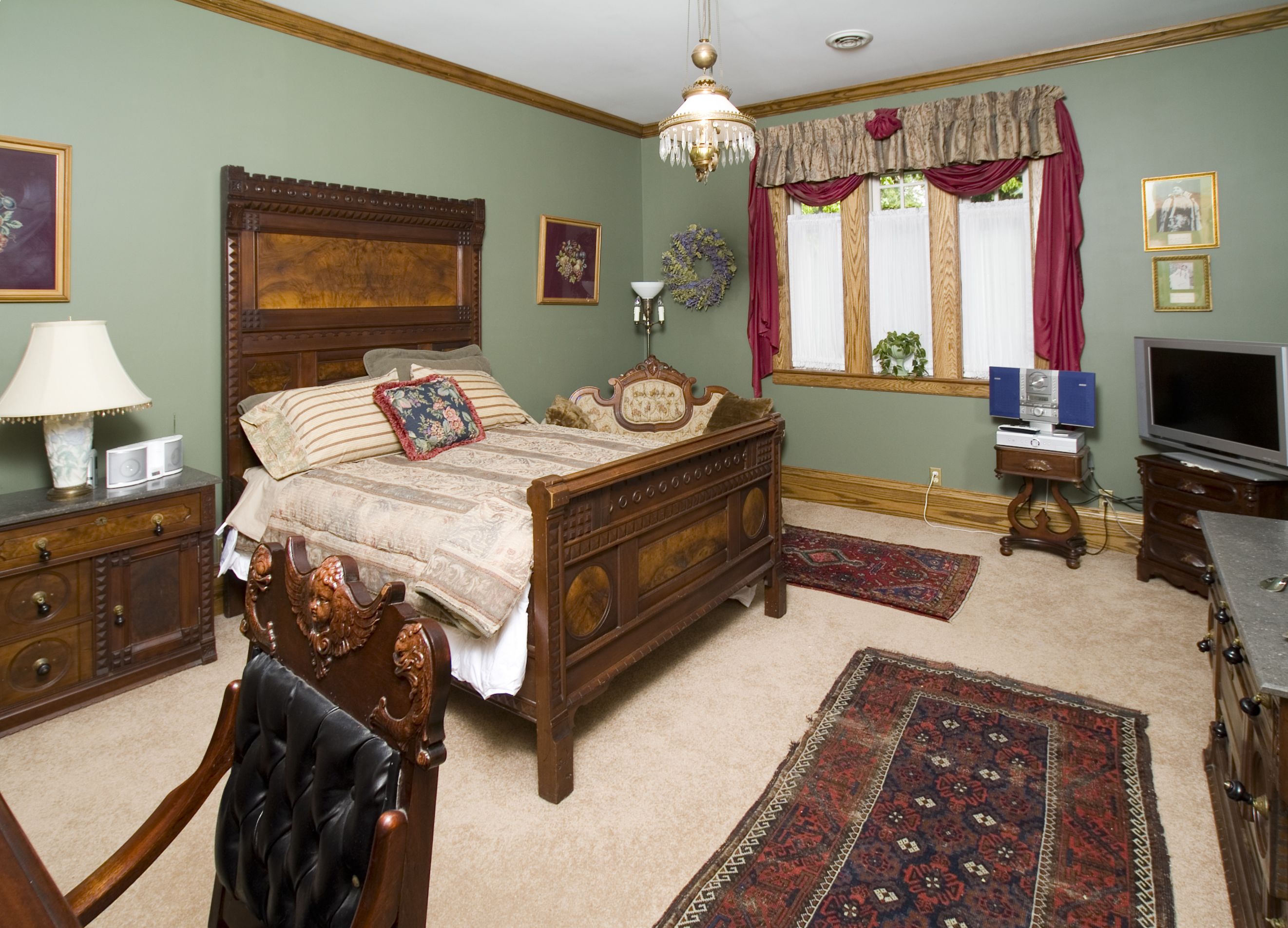 Desk, laptop workspace, iron/ironing board, free WiFi