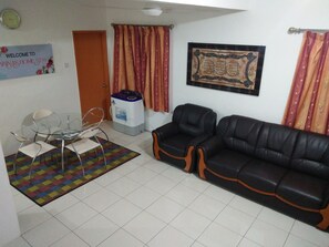 Family House, 3 Bedrooms | Living room | Flat-screen TV - Sarinas Homestay (Semporna)