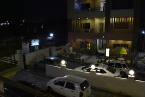 Un hôtel à plusieurs étages, doté d’un parking extérieur et d’une enseigne indiquant l’hôtel Al-Fateh.