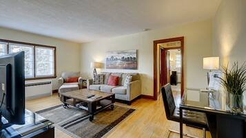 Premium Apartment, 1 Queen Bed, Non Smoking, City View | Living room | Smart TV