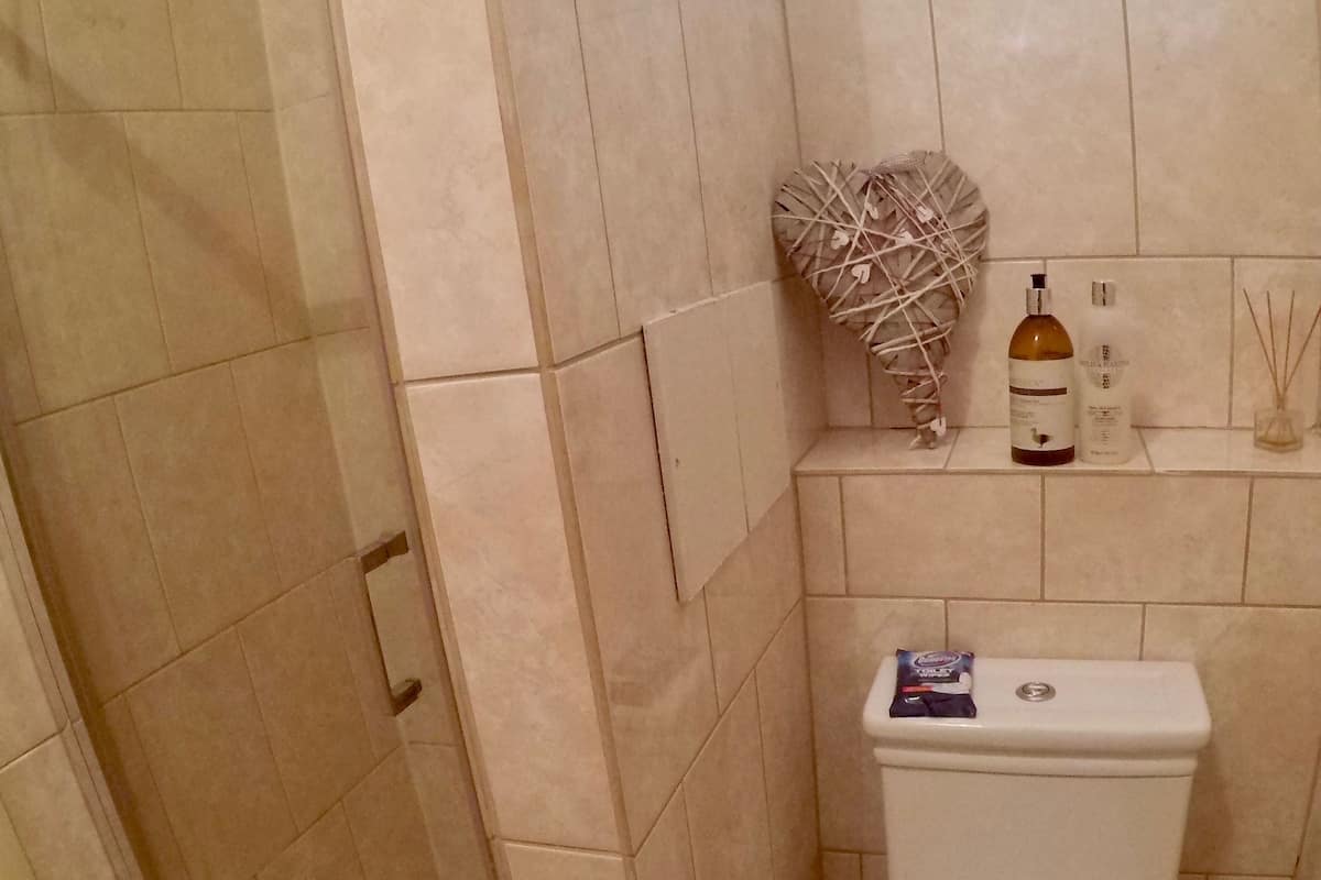 Habitación estándar doble (Cream Room) | Baño | Ducha y bañera combinadas y artículos de higiene personal gratuitos