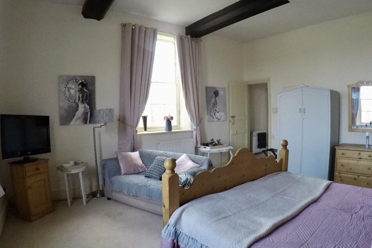Suite Deluxe (Pink Room) | Escritorio, tabla de planchar con plancha, wifi gratis y ropa de cama