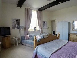 华丽套房 (Pink Room) | 办公桌、熨斗/熨板、免费 WiFi、床单