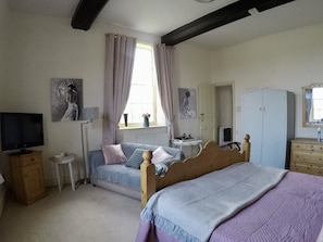 Suite Deluxe (Pink Room) | Escritorio, tabla de planchar con plancha, wifi gratis y ropa de cama