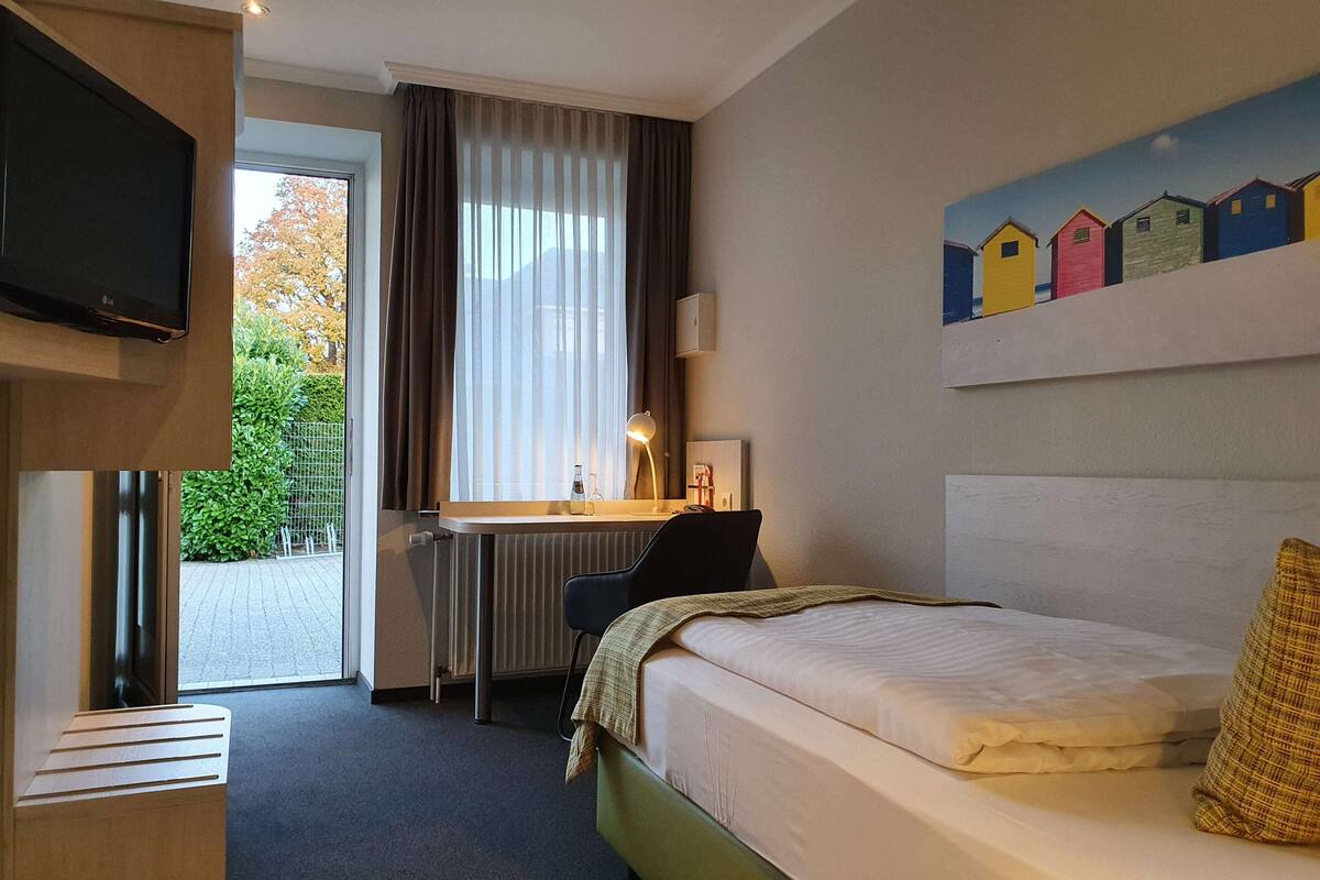 Single Room, 1 Twin Bed | 1 bedroom, desk, blackout drapes, free WiFi