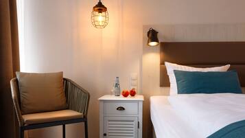 Escritorio, cortinas blackout, wifi gratis y ropa de cama