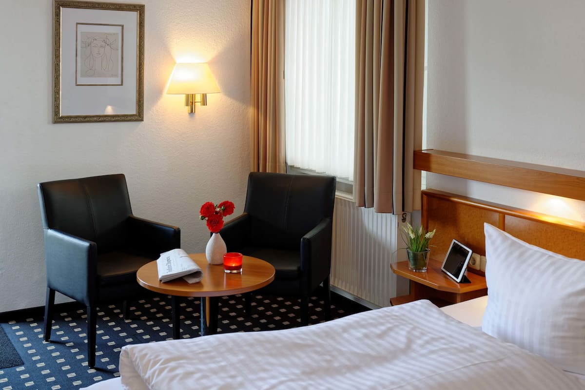 Business Double Room | Desk, blackout drapes, WiFi (free), bed sheets