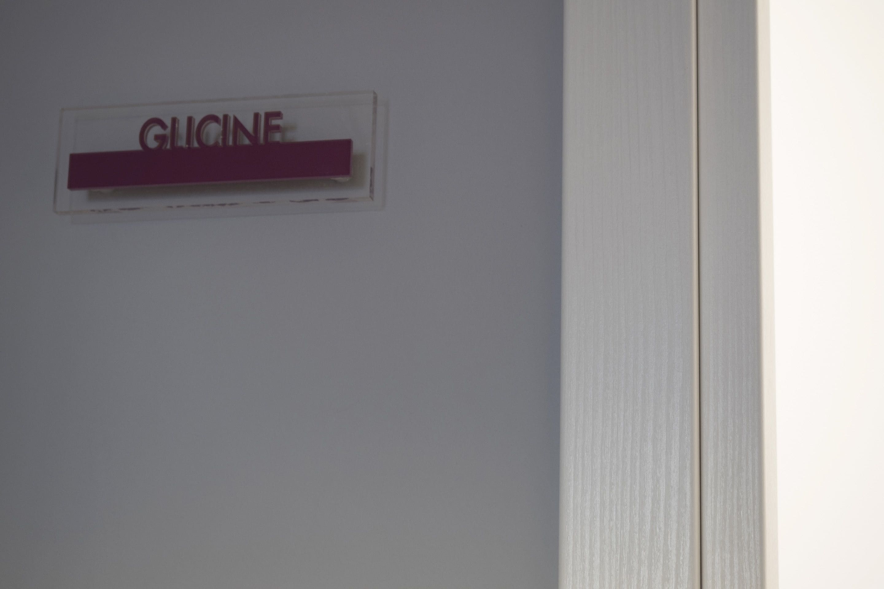 Un cartel en una pared que dice "GLICINE".