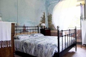 Quarto casal, para não fumantes | Berços grátis, Wi-Fi de cortesia, roupa de cama