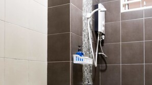 Economy-Apartment, Mehrere Betten, Nichtraucher | Badezimmer | Dusche, Haartrockner, Handtücher