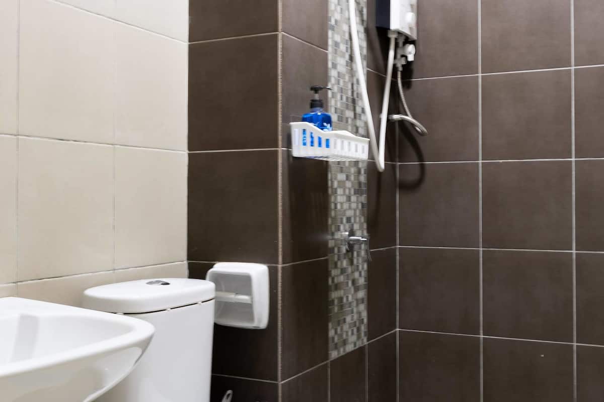 economy apartment, multiple beds, non smoking | bathroom | shower, hair dryer, towels