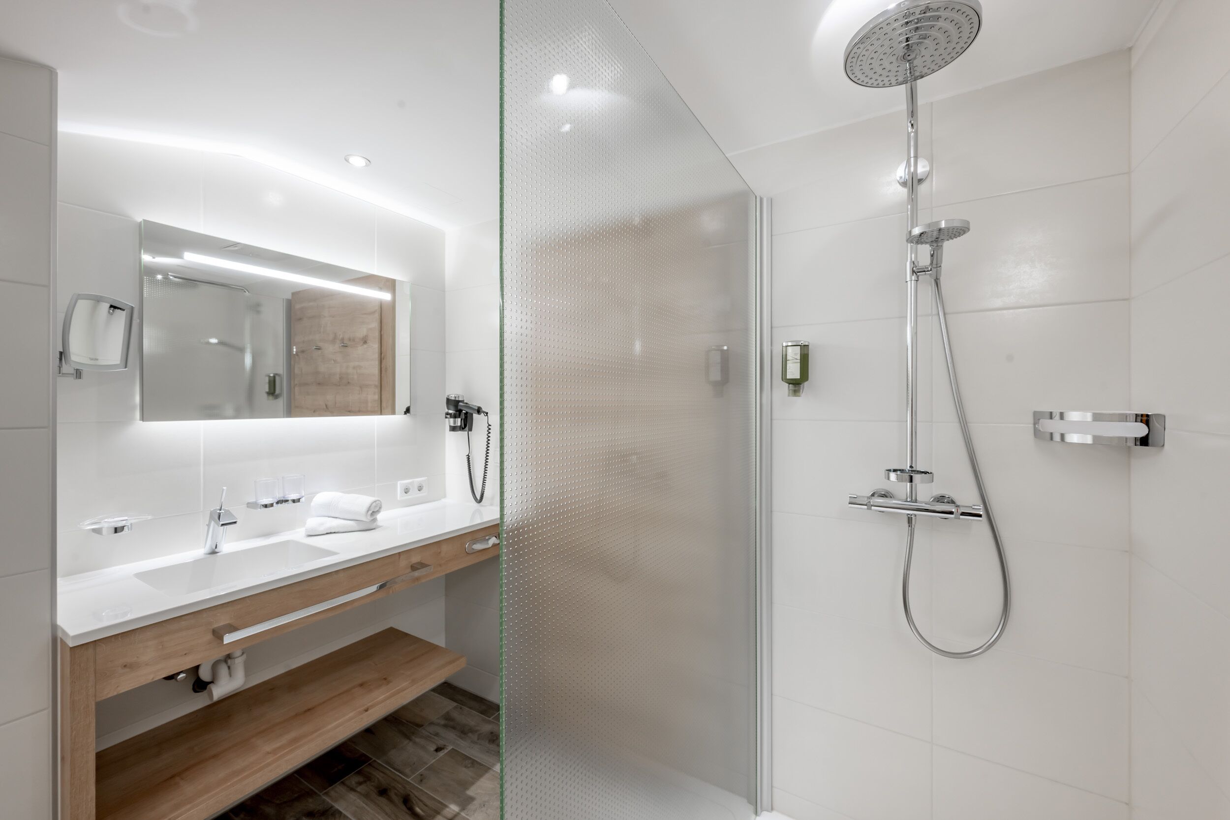 Habitación doble, balcón (On Top) | Baño | Bañera profunda y cabezal de ducha tipo lluvia