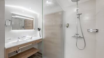 Habitación doble, balcón (On Top) | Baño | Bañera profunda y cabezal de ducha tipo lluvia