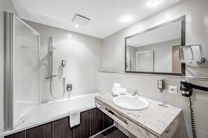 Apartment (Ferienart) | Bathroom | Deep soaking tub, rainfall showerhead, free toiletries, hair dryer - Viktoria Sölden (Soelden)