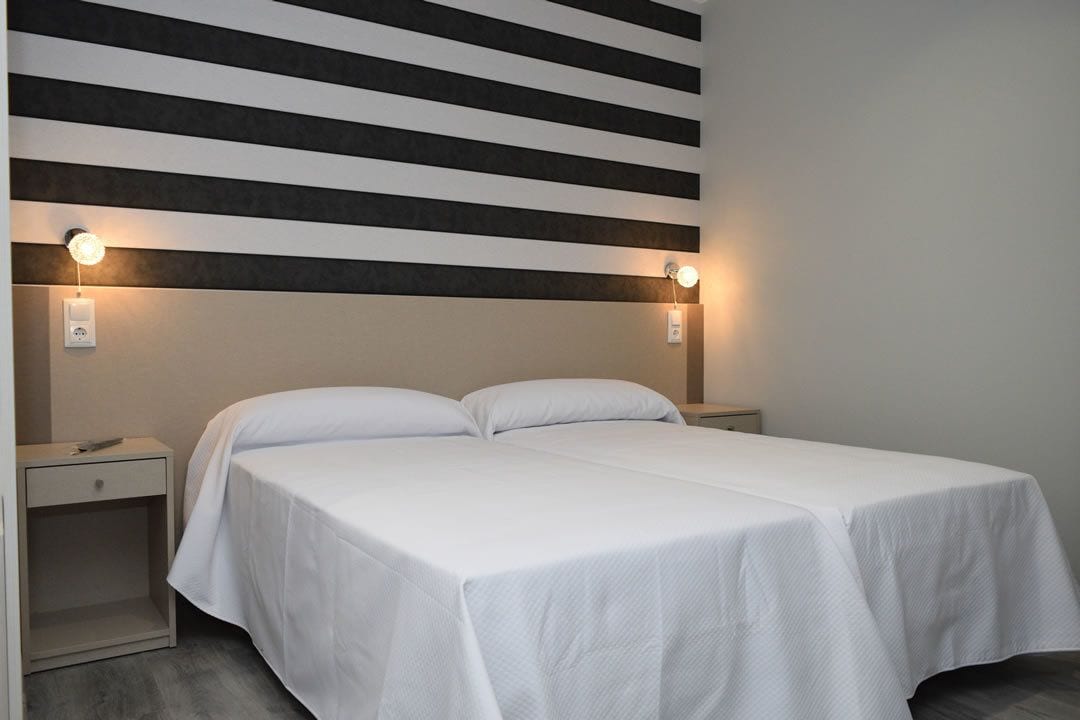 Een bureau, gratis babybedden, gratis wifi, beddengoed