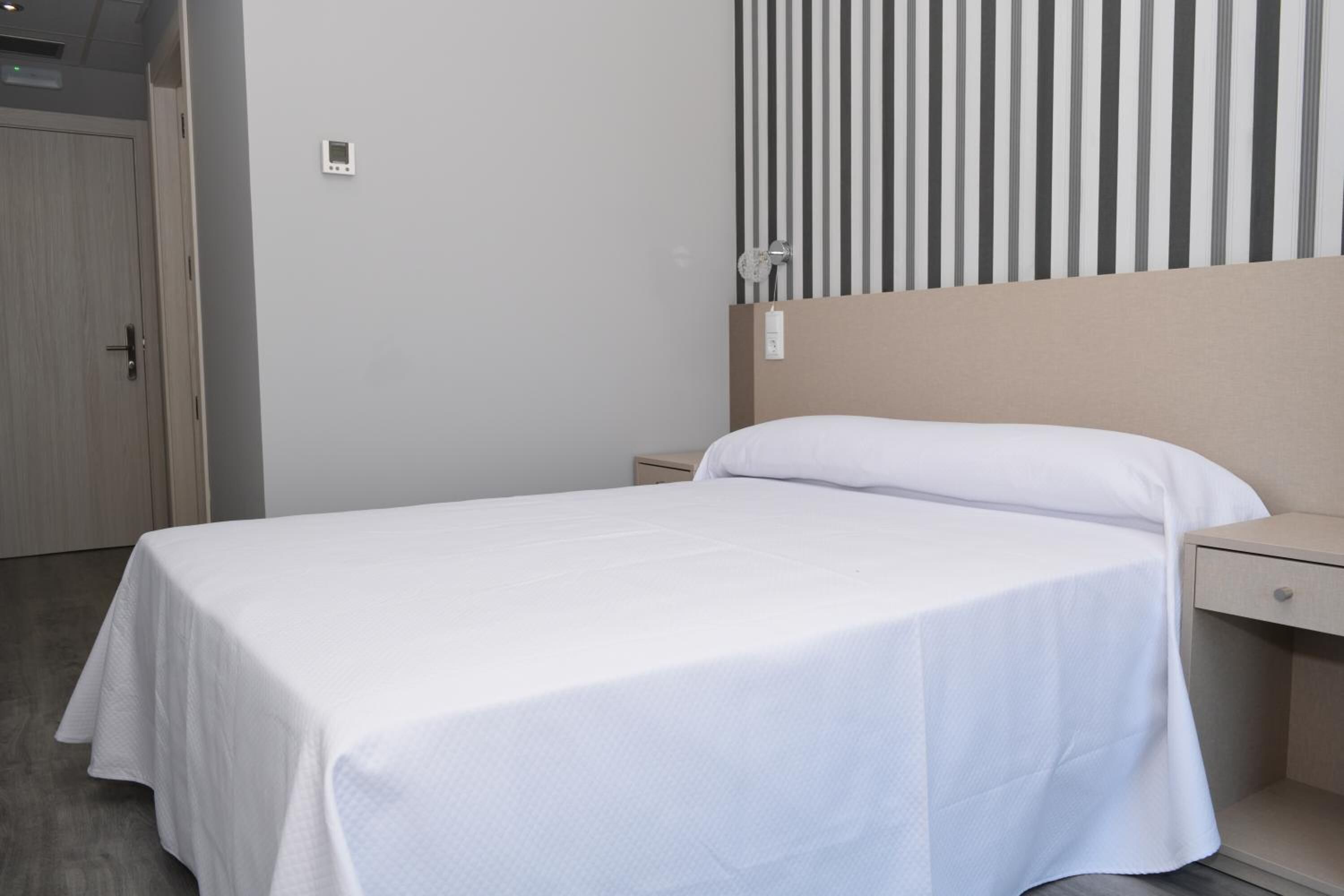 Een bureau, gratis babybedden, gratis wifi, beddengoed