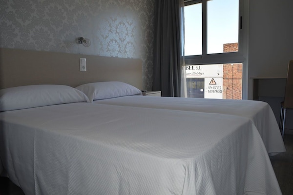 Schreibtisch, kostenlose Babybetten, kostenloses WLAN, Bettwäsche