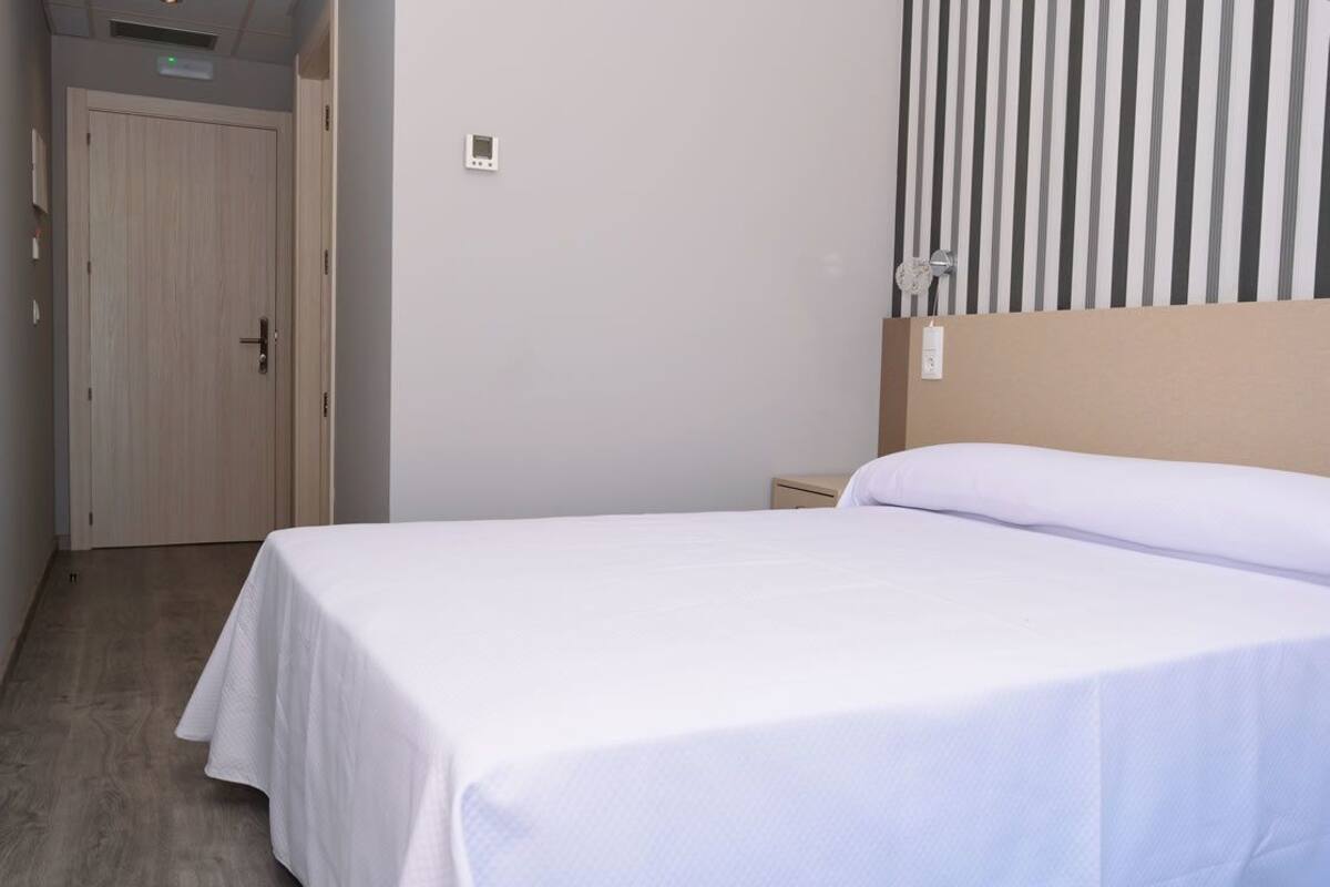 Schreibtisch, kostenlose Babybetten, kostenloses WLAN, Bettwäsche