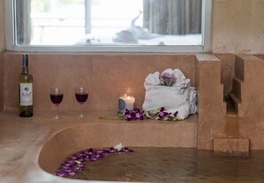 Two-Storey Villa with Private Pool | Deep-soaking bathtub - Tropical Garden Paradise Villa (Sattahip)