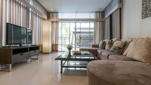 Two-Storey Villa with Private Pool | Oppholdsrom | Flatskjerm-TV