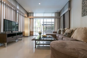 Two-Storey Villa with Private Pool | Living room - Tropical Garden Paradise Villa (Sattahip)