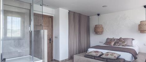 Suite | Escritorio, tabla de planchar con plancha, wifi gratis y ropa de cama