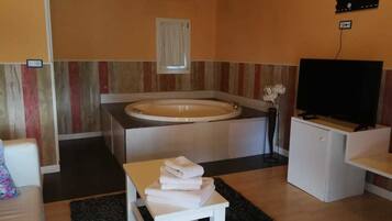 Suite júnior, terrassa, vistes al jardí | Banyera d'hidromassatge privada