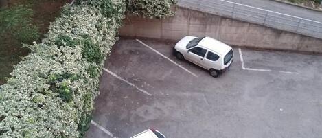 Tempat letak kenderaan sendiri percuma