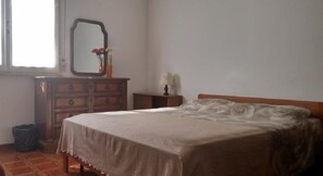 Camera doppia, bagno privato | Con stile personalizzato, con arredamento individuale, una scrivania