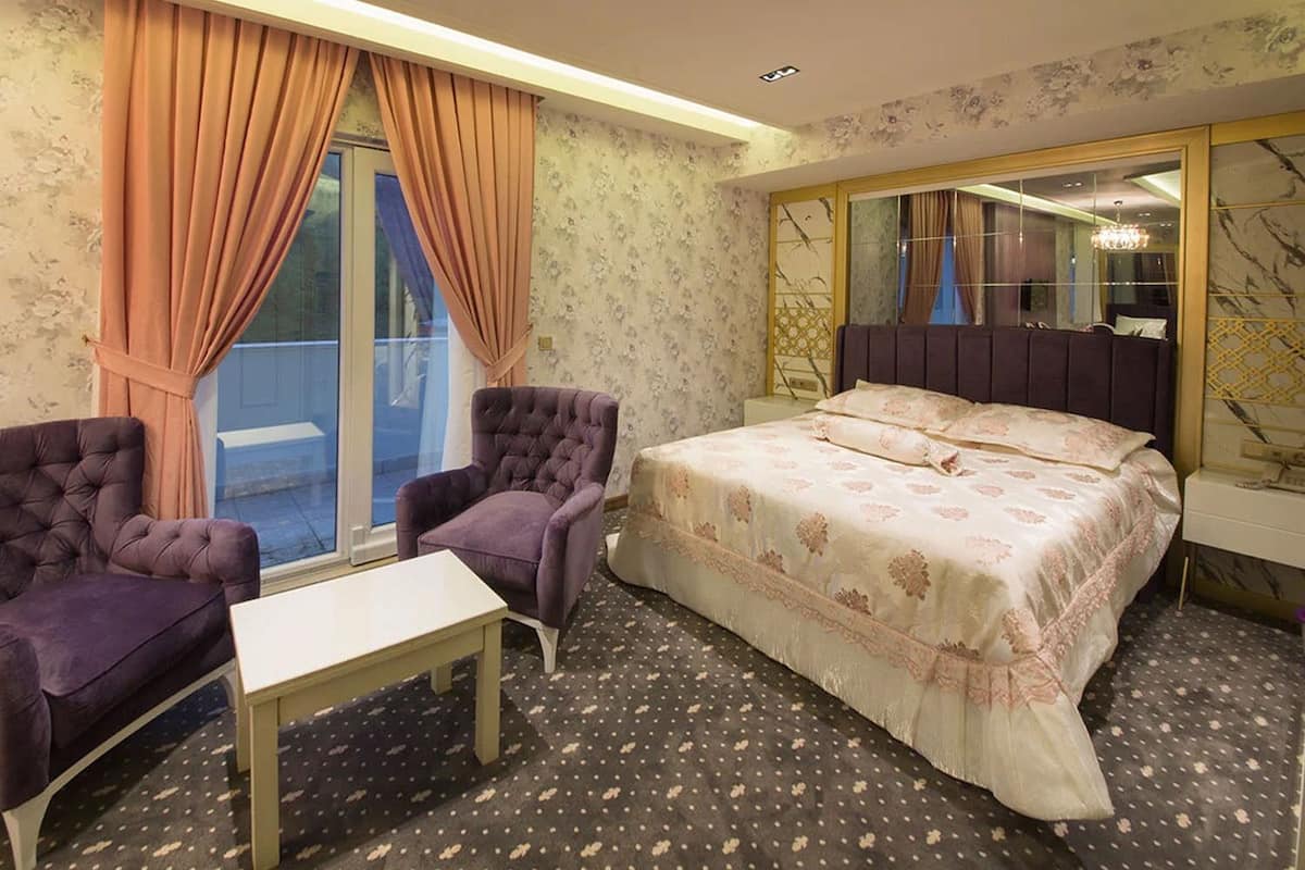 In-room safe, WiFi (free), bed sheets