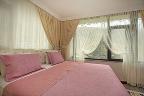 Quarto triplo, 3 quartos | Cofres nos quartos, Wi-Fi de cortesia, roupa de cama