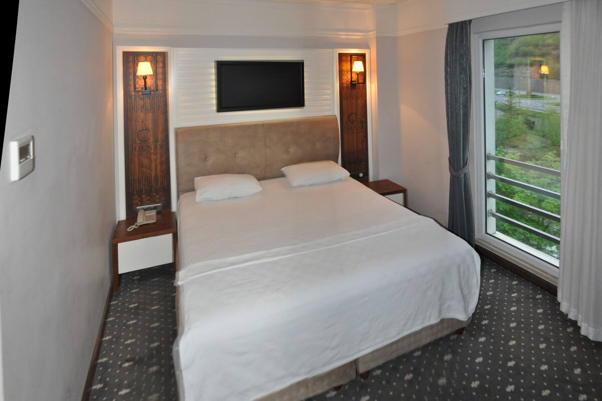 Double Room | In-room safe, WiFi (free), bed sheets
