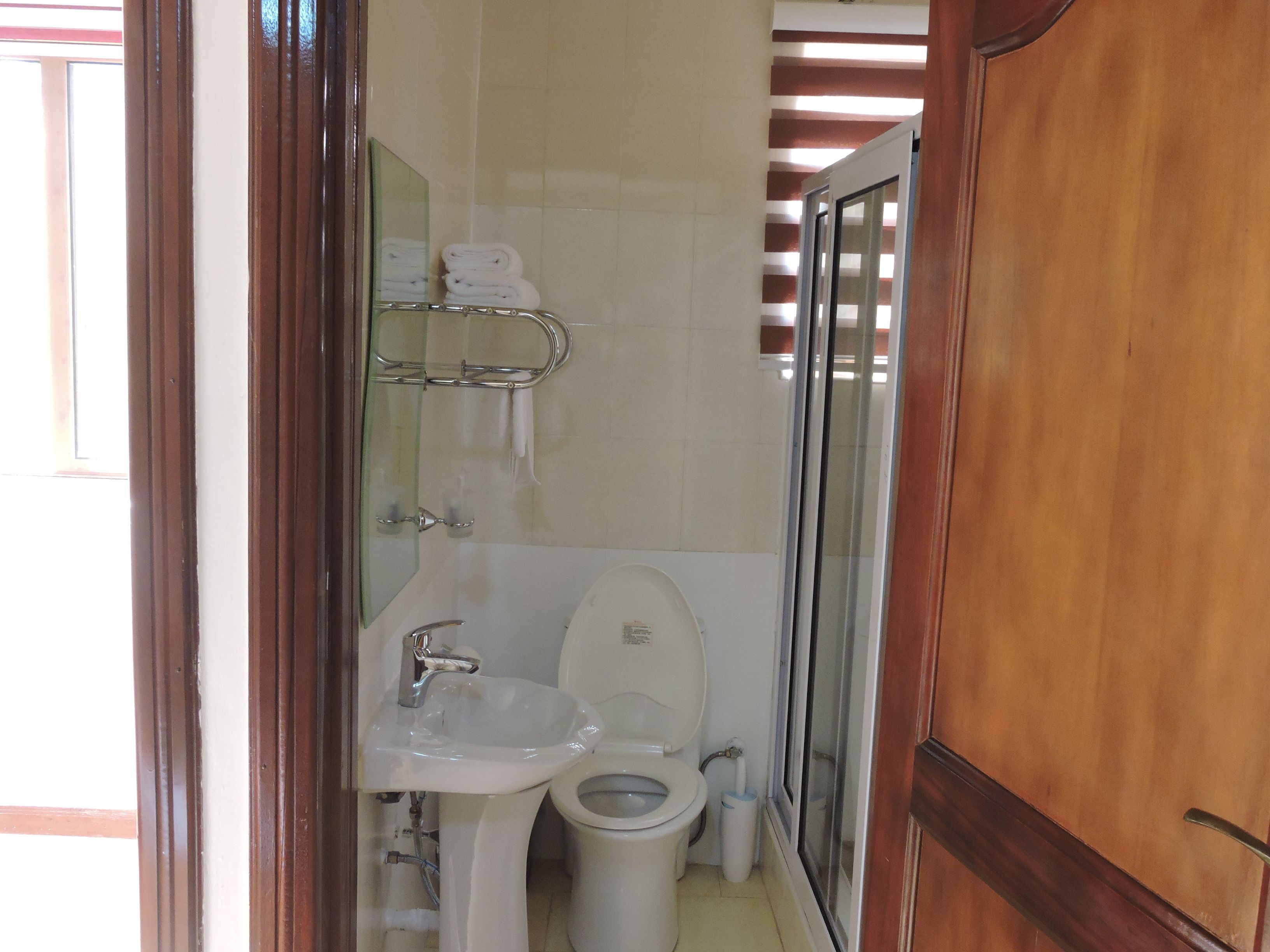 combined shower/bathtub, jetted bath, rainfall showerhead