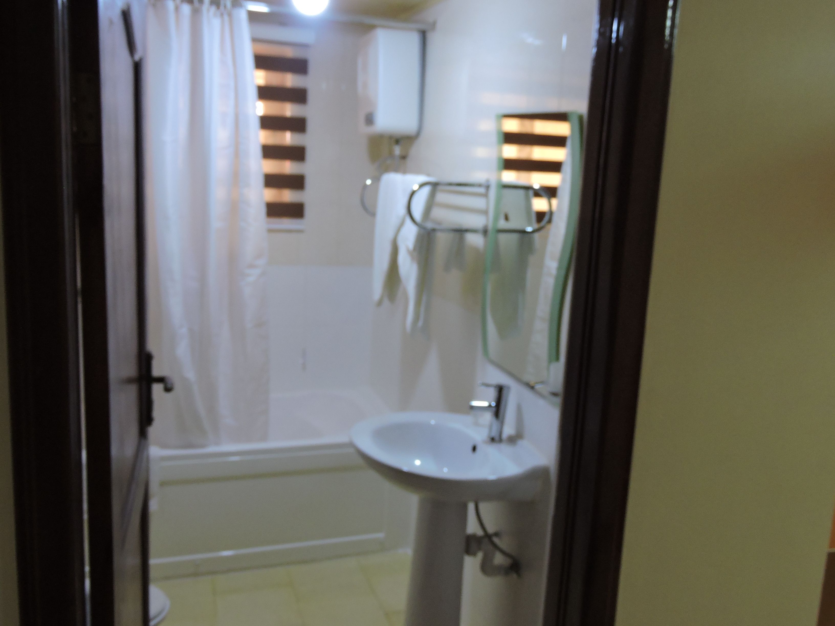 standard room | bathroom | combined shower/bathtub, jetted bath, rainfall showerhead