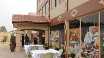 供應早餐、午餐、晚餐;多國菜
